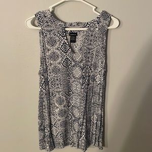Blue and white geometric tank top with keyhole front. Torrid size 1